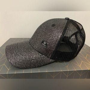 NWOT Ariat Women’s Sparkly Hat with Ponytail/Messy Bun Cut-out One Size